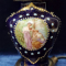 VEIOZA DIN PORTELAN  COBALT (DECORAT CU SCENA ROMANTICA )  SI METAL ,  CU ABAJUR , PERIOADA INTERBELICA , FUNCTIONALA