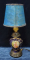 VEIOZA DIN PORTELAN  COBALT (DECORAT CU SCENA ROMANTICA )  SI METAL ,  CU ABAJUR , PERIOADA INTERBELICA , FUNCTIONALA