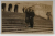 BUCURESTI , PARCUL CAROL I , CUPLU PE TREPTELE PALATULUI ARTELOR , SEDIUL MUZEULUI MILITAR NATIONAL , FOTOGRAFIE FORMAT CARTE POSTALA , 1943