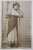 FEMEIE IN PORT POPULAR ROMANESC , POZAND IN STUDIO , FOTOGRAFIE TIP CARTE POSTALA , INTERBELICA
