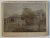 GRUP DE OAMENI INTRE DOUA CASE , FOTOGRAFIE PE HARTIE LUCIOASA , MONOCROMA, LIPITA PE CARTON , CCA . 1900