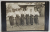 GRUP DE SASE TINERE IN COSTUM POPULAR , IN GRADINA UNEI CASE , FOTOGRAFIE TIP CARTE POSTALA