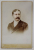 INSTITUTUL FOTOGRAFIC TURNU - SEVERIN , BARBAT CU MUSTATA IN FURCULITA , FOTOGRAFIE CABINET , SFARSITUL SEC. XIX