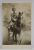OFITER ROMAN DE CAVALERIE , CAZUT IN 1941 IN TRANSNISTRIA , IN UNIFORMA , CU PUSCA , PE CAL , FOTOGRAFIE FORMAT CARTE POSTALA , 1942