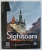 SIGHISOARA - CENTRUL ISTORIC de IOANA PARVULESCU ,  ALBUM DE FOTOGRAFIE BILINGV , ROMANA - ENGLEZA * EDITIE CARTONATA , CU SUPRACOPERTA