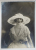 STUDIO FOTO EMERA , PARIS , TANARA CU PALARIE ALBA  CU PRET SI DESCRIERE PE VERSO,  FOTOGRAFIE PENTRU CASA DE MODA ' VERLAINE '  , INTERBELICA