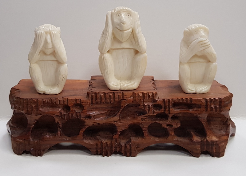 3 figurine din filde pe soclu din lemn