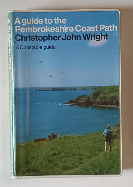 A GUIDE TO THE PEMBROKESHIRE COAST PATH by CHRISTOPHER JOHN WRIGHT , A CONSTABLE GUIDE , 1986 , PREZINTA URME DE UZURA