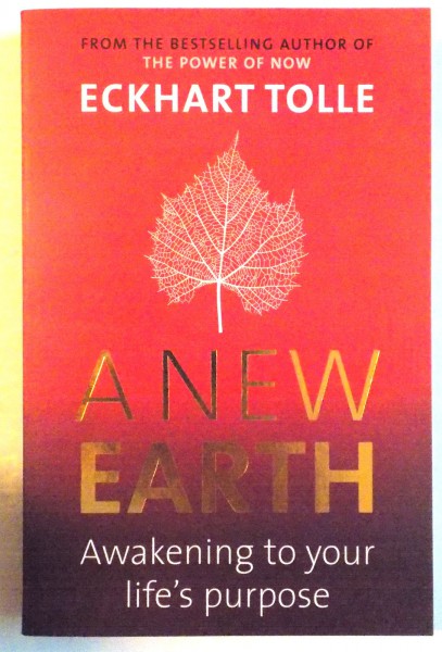 A NEW EARTH, AWAKENING TO YOUR LIFE`S PURPOSE de ECKHART TOLLE, 2005