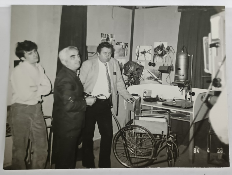 ACTORII ADRIAN TITIENI si DUMITRU CHESA , IN TIMPUL UNEI FILMARI , FOTOGRAFIE , 1984