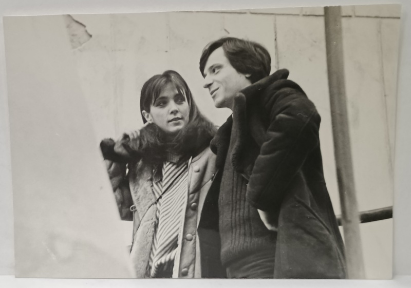 ACTORII CLAUDIU BLEONT si DIANA GHEORGHIAN , POZA IN EXTERIOR , 1985- 1986