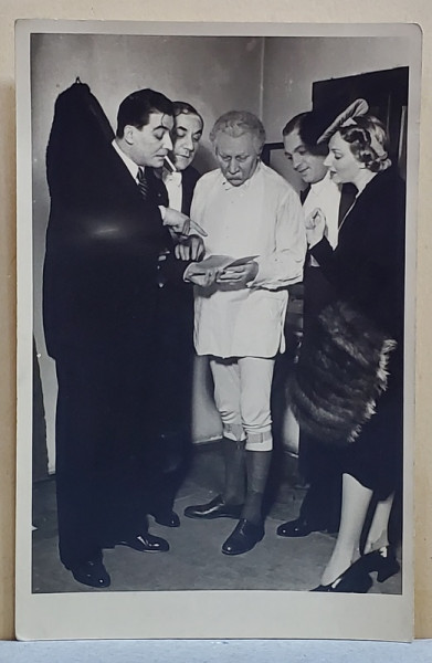ACTORII : GEORGE VRACA , VILI DONEA , DINA COCEA , MISU FOTINO , GHEORGHE TIMICA , IN CABINA UNUI TEATRU , FOTOGRAFIE TIP CARTE POSTALA , INTERBELICA