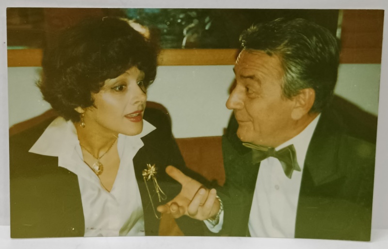 ACTORII MELANIA CIRJE si STEFAN TAPALAGA  INTR- O DISCUTIE , FOTOGRAFIE COLOR , 1979