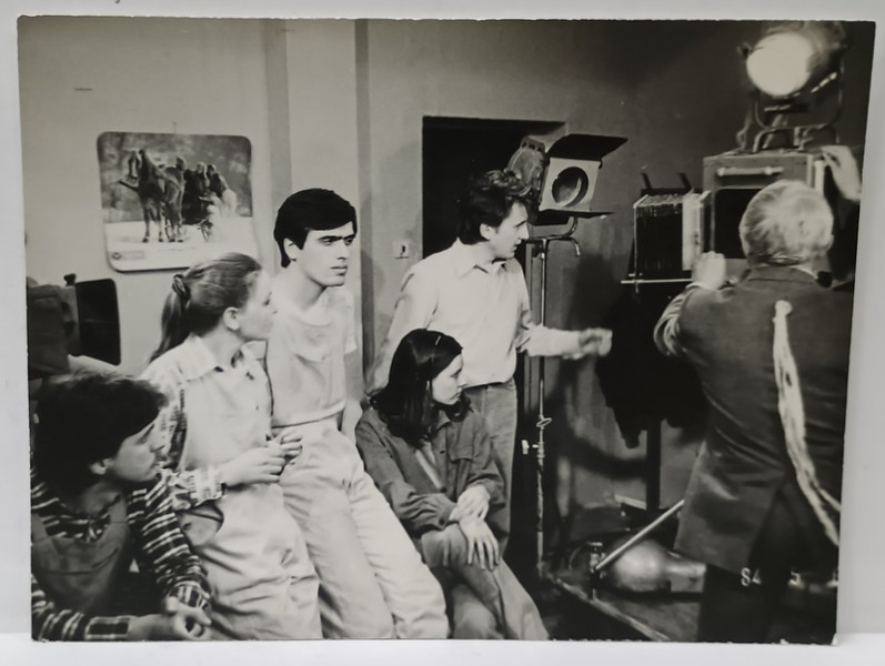 ACTORII TEODORA MARES si ADRIAN TITIENI IN PAUZA UNEI FILMARI , FOTOGRAFIE , MAI 1984