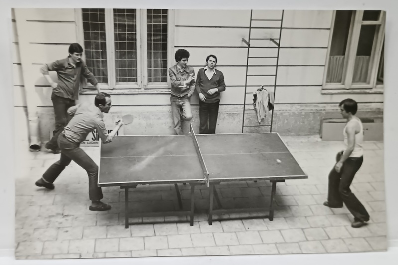 ACTORII VLADIMIR GAITAN si GEORGE MIHAITA , JUCAND TENIS DE MASA , FOTOGRAFIE IN EXTERIOR , ANII ' 70