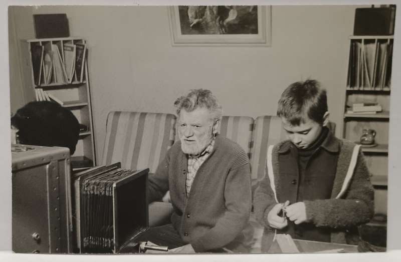 ACTORUL ERNEST MAFTEI ALATURI DE UN SCOLAR , IN TIMPUL FILMARILOR , IN INTERIOR , FOTOGRAFIE 1984