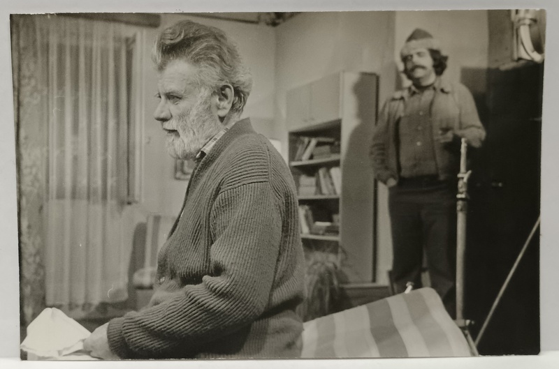 ACTORUL ERNEST MAFTEI IN TIMPUL UNEI FILMARI IN INTERIOR , FOTOGRAFIE , 1984