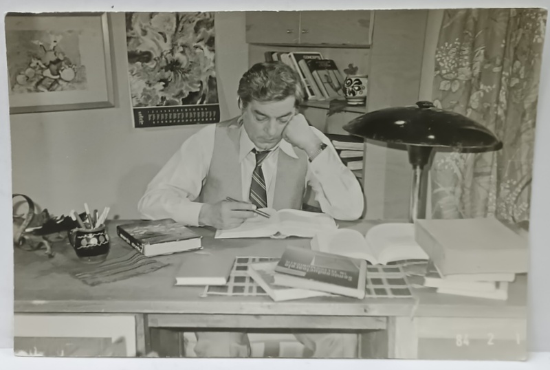 ACTORUL SILVIU STANCULESCU , LA BIROU , IN TIMPUL UNEI FILMARI , FOTOGRAFIE , 1984