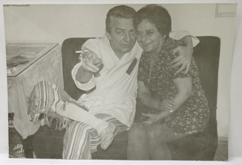 ACTORUL STEFAN TAPALAGA si VICTORIA COJOCARU , CABINIERA SEFA ,TEATRUL DE COMEDIE , FOTOGRAFIE , ANII ' 80