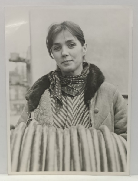 ACTRITA DIANA GHEORGHIAN , FOTOGRAFIE IN EXTERIOR , ANII '80