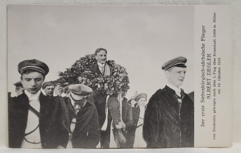ALBERT ZIEGLER , PRIMUL AVIATOR SAS TRANSILVAN , PURTAT CU CUNUNA DE LAURI DE STUDENTI, DUPA PRIMUL ZBOR PESTE BRASOV , CARTE POSTALA .  1918