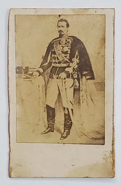ALEXANDRU IOAN CUZA , DOMNUL PRINCIPATELOR , IN UNIFORMA DE GALA CU DECORATII SI SABIE , FOTOGRAFIE C.D.V. , PE SUPORT DIN CARTON , CLISEU H. LEON , SFARSITUL SEC. XIX
