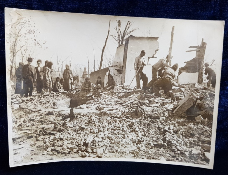 ALUNECARI DE TEREN LA RADINESTI , GORJ , DUPA DEZASTRU , FOTOGRAFIE DE IOSIF BERMAN , PERIOADA INTERBELICA