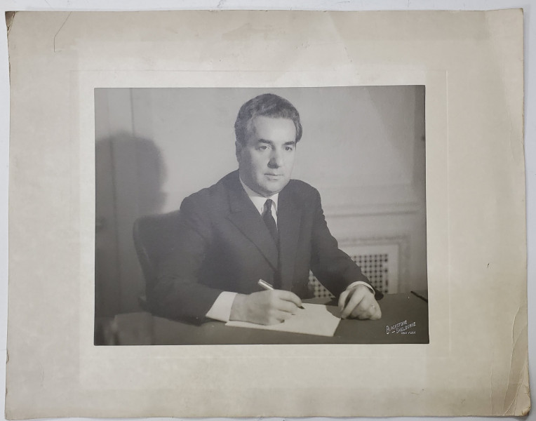 AMABASADORUL ROMAN LA O.N.U. , MIHAIL HASEGANU , LA BIROU , FOTOGRAFIE , ANII ' 60
