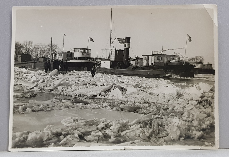 AMBARCATIUNI CU DIVERSE PAVILIOANE , BLOCATE LA MAL DIN CAUZA GHETII , PORT NEIDENTIFICAT , FOTOGRAFIE MONOCROMA, PE HARTIE LUCIOASA , COLTURILE DIN DREAPTA INDOITE *