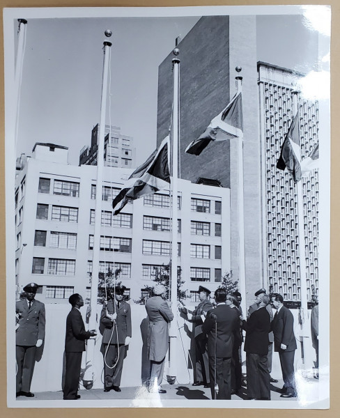 AMBASADORUL MIHAIL HASEGANU ASISTAND LA INALTAREA STEAGURILOR NOILOR TARI  ADMISE IN O.N.U. , NEW YORK , FOTOGRAFIE , ANII  '60