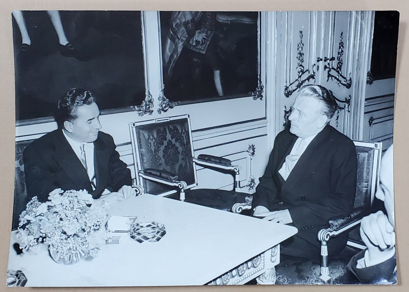 AMBASADORUL MIHAIL HASEGANU IMPREUNA CU UN OFICIAL CEHOSLOVAC  , FOTOGRAFIE  , ANII  '60