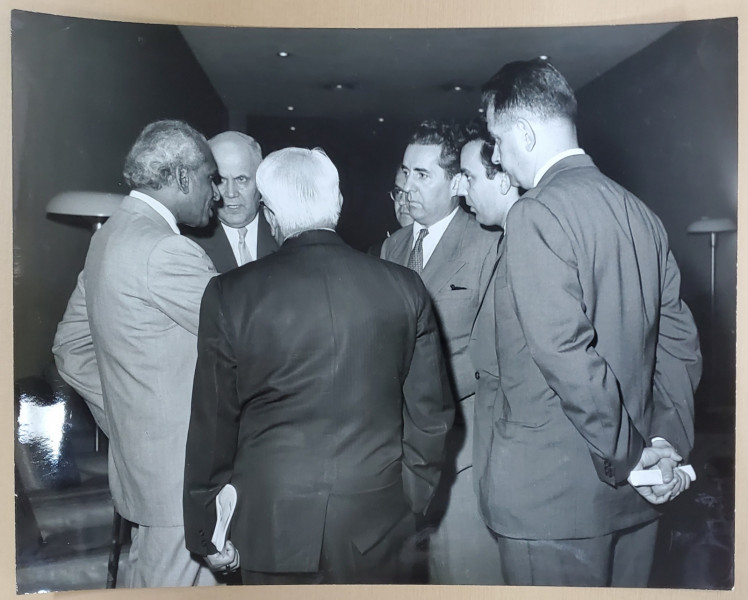AMBASADORUL MIHAIL HASEGANU INTR- O DISCUTIE LA O.N.U. , NEW YORK , FOTOGRAFIE , ANII '60