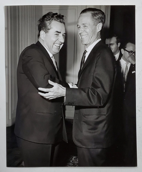 AMBASADORUL MIHAIL HASEGANU SALUTAND UN DEMNITAR , SEDIUL O.N.U. , FOTOGRAFIE , ANII ' 60