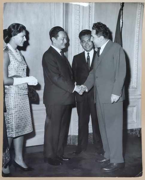 AMBASADORUL MIHAIL HASEGANU SALUTAND UN OFICIAL , O.N.U. , NEW YORK , FOTOGRAFIE , ANII  '60