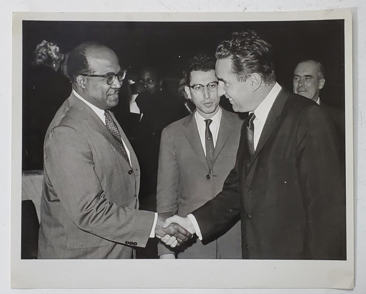 AMBASADORUL MIHAIL HASEGANU SI AMBASADORUL ELLIS CLARKE AL TRINIDAD TOBAGO , LA SEDIUL O.N.U. , FOTOGRAFIE , 1962