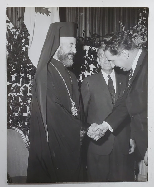 AMBASADORUL MIHAIL HASEGANU si ARHIEPISCOPUL MAKARIOS AL III - LEA , PRESEDINTELE CIPRULUI , FOTOGRAFIE LA SEDIUL O.N.U.., MAI 1962