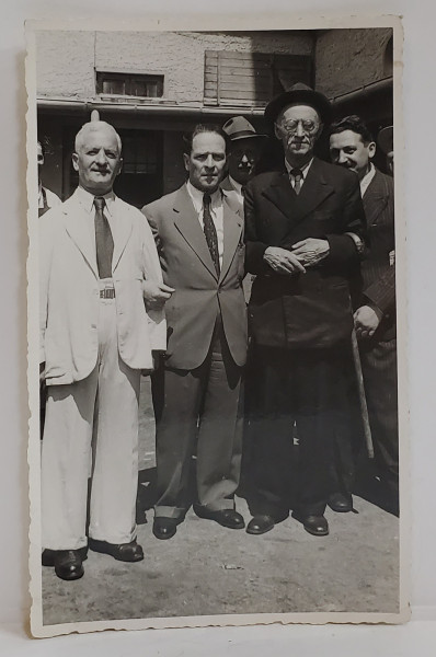 AMINTIRE DE LA INAUGURAREA FABRICII ' GH. D. PERISTERI ' STR, TRAIAN 252 , BUCURESTI , FOTOGRAFIE DE GRUP CU TREI BARBATI   , 1943