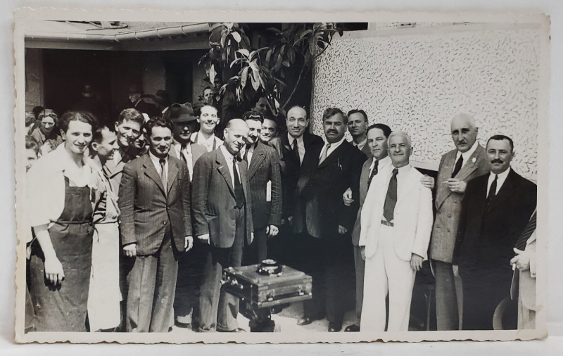 AMINTIRE DE LA INAUGURAREA FABRICII ' GH. D. PERISTERI ' STR, TRAIAN 252 , BUCURESTI , FOTOGRAFIE DE GRUP LANGA   APARATUL FOTO   , 1943