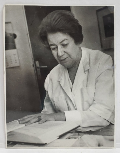 ANA ASLAN , 1897 - 1988 , FOTOGRAFIE LA MASA DE LUCRU , ANII '60 - ' 70