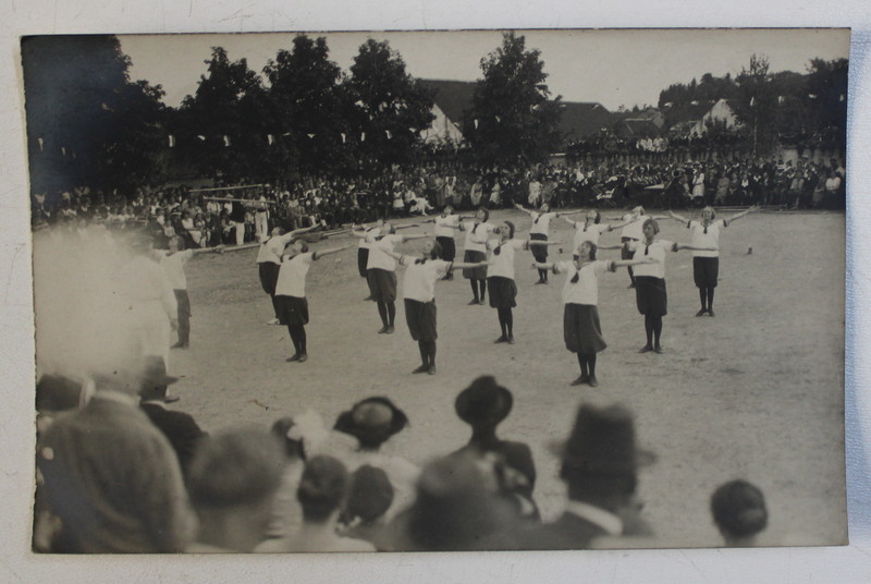 ANSAMBLU DE TINERE FACAND EXERCITII DE GIMNASTICA IN FATA ASISTENTEI , FOTOGRAFIE TIP CARTE POSTALA , MONOCROMA, PERIOADA INTERBELICA , VOALATA IN PARTEA STANGA *