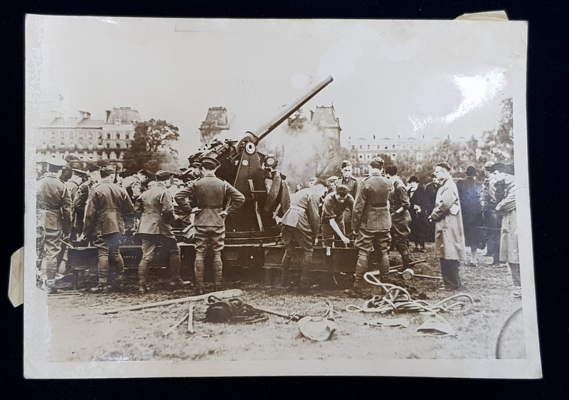 APARAREA ANTIAERIANA LA LONDRA , MONTAREA UNUI TUN , FOTOGRAFIE MONOCROMA, PE HARTIE LUCIOASA , DATATA 29.9 1938 , PREZINTA PETE SI URME DE UZURA