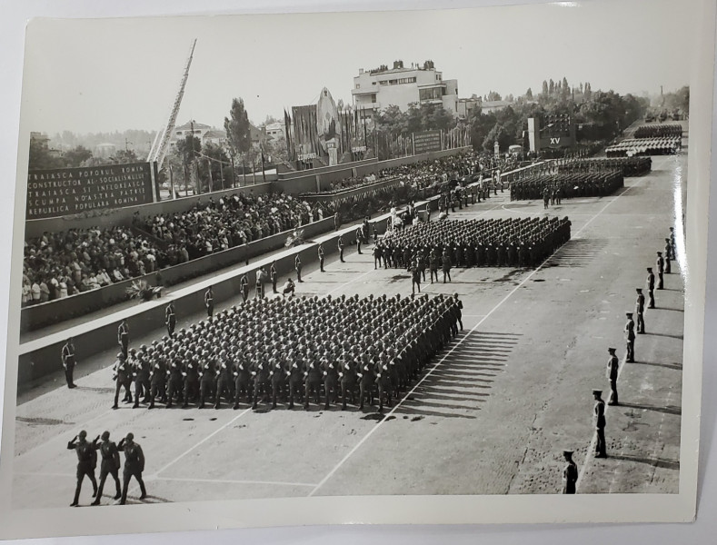 ARMATA  DEFILAND PRIN FATA TRIBUNEI OFICIALE , FOTOGRAFIE ,  23 AUGUST , 1959