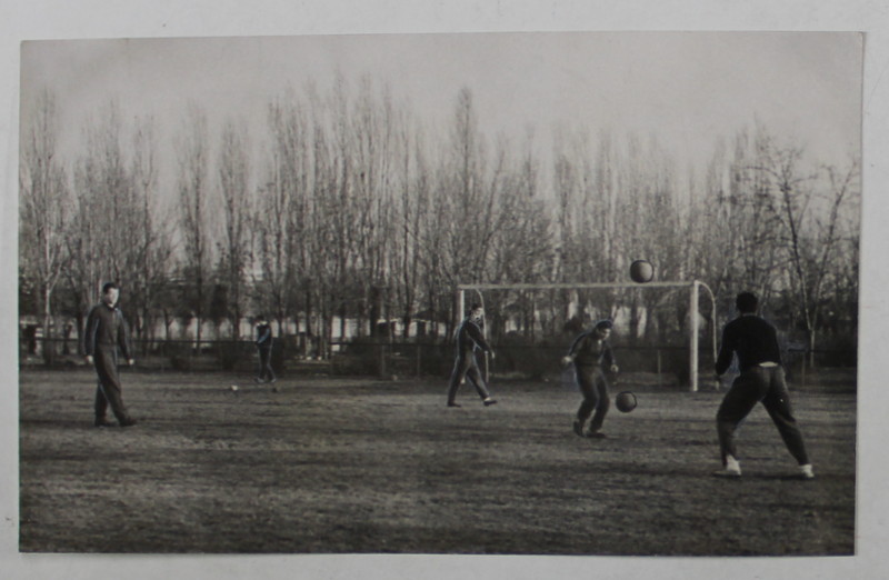 ASPECT DE LA ANTRENAMENTUL LOTULUI R.P.R. DE JUNIORI LA FOTBAL , FOTOGRAFIE  DE PRESA , IANUARIE , 1965