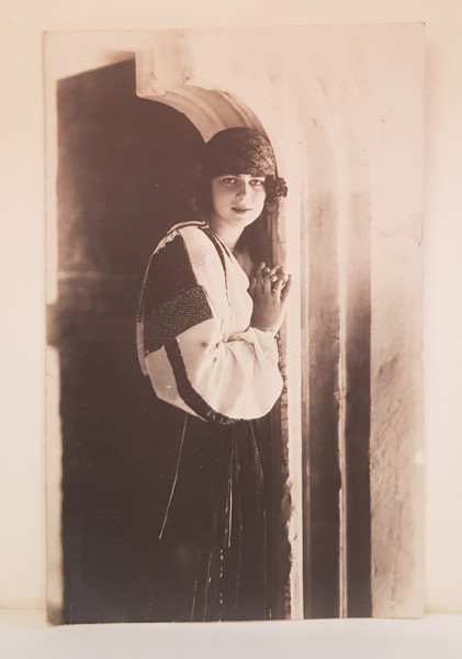 A.S.R. PRINCIPESA ILEANA  IN COSTUM POPULAR , FOTOGRAFIE TIP CARTE POSTALA , INTERBELICA