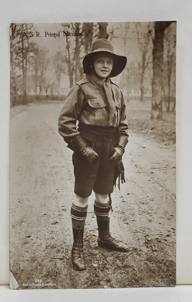 A.S.R. PRINTUL NICOLAE IN COSTUM DE CERCETAS , CU PALARIE , FOTOGRAFIE TIP CARTE POSTALA , INTERBELICA