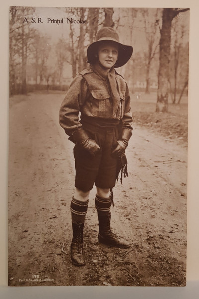 A.S.R. PRINTUL NICOLAE , IN COSTUM  DE CERCETAS , FOTOGRAFIE TIP CARTE POSTALA , INCEPUTUL SECOLULUI XX
