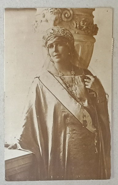 A.S.R. REGINA MARIA CU TIARA CU DIAMANTE SI SAFIRE ( TIARA VLADIMIR  ), FOTO G. MAIROVITS , SIBIU , FORMAT  CARTE POSTALA , 1935