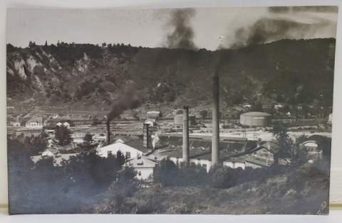 '' ASTRA ROMANA '' EXPLOATARE PETROLIERA , IMAGINE DE ANSAMBLU IN ZONA PREMONTANA , FOTOGRAFIE TIP CARTE POSTALA , 1925