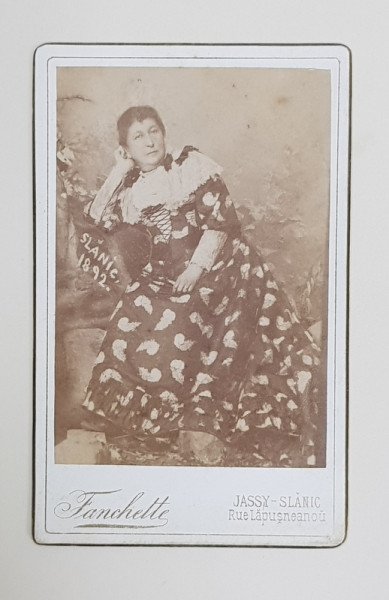 ATELIER FANCHETTE , IASI - SLANIC , DOAMNA  POZAND  IN STUDIO LA SLANIC , FOTOGRAFIE TIP C.D.V. , 1892