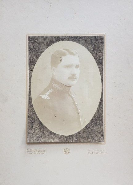 ATELIER FOTO C. BARASCH , ELEVUL CASEI MANDY , BUCURESTI , PORTRETUL UNUI TANAR OFITER , FOTOGRAFIE MONOCROMA, TIP MEDALION , PRINSA PARTIAL PE CARTON , PERIOADA INTERBELICA